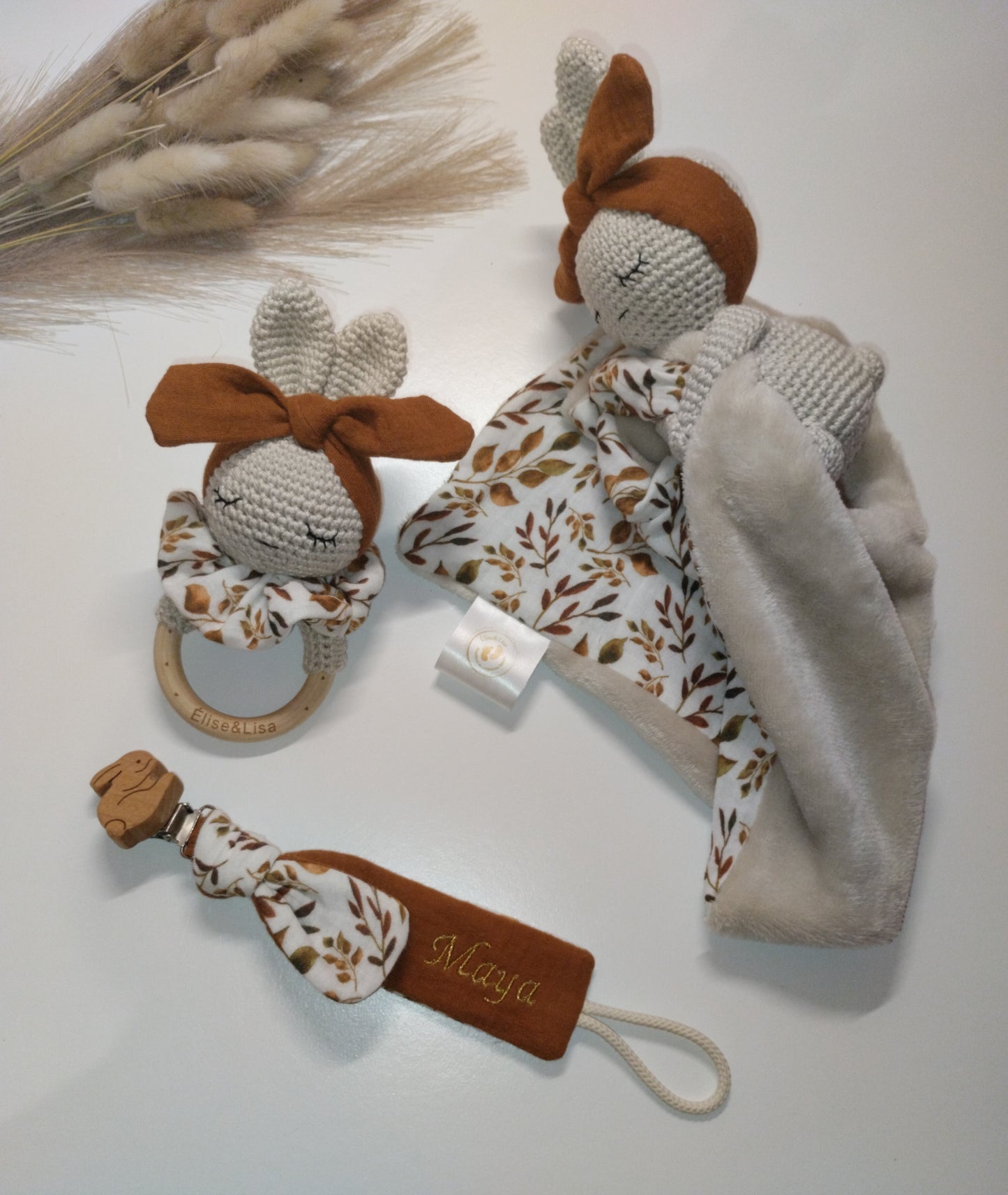 doudou personnalisé qui tient le doudou