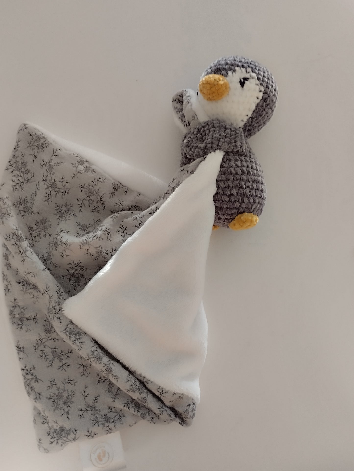 doudou personnalisé qui tient le doudou