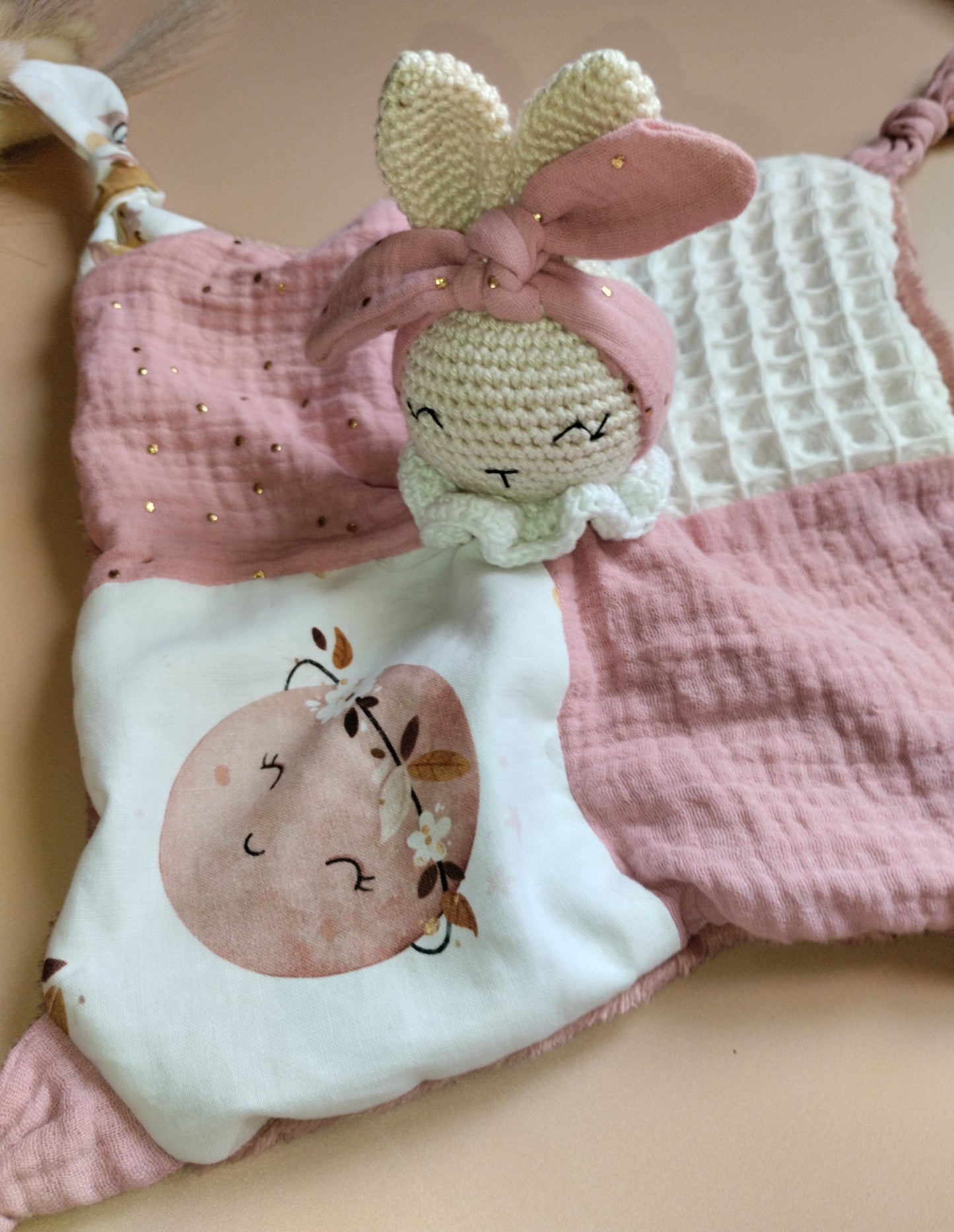 doudou d'éveil sensoriel lapinette vieux rose