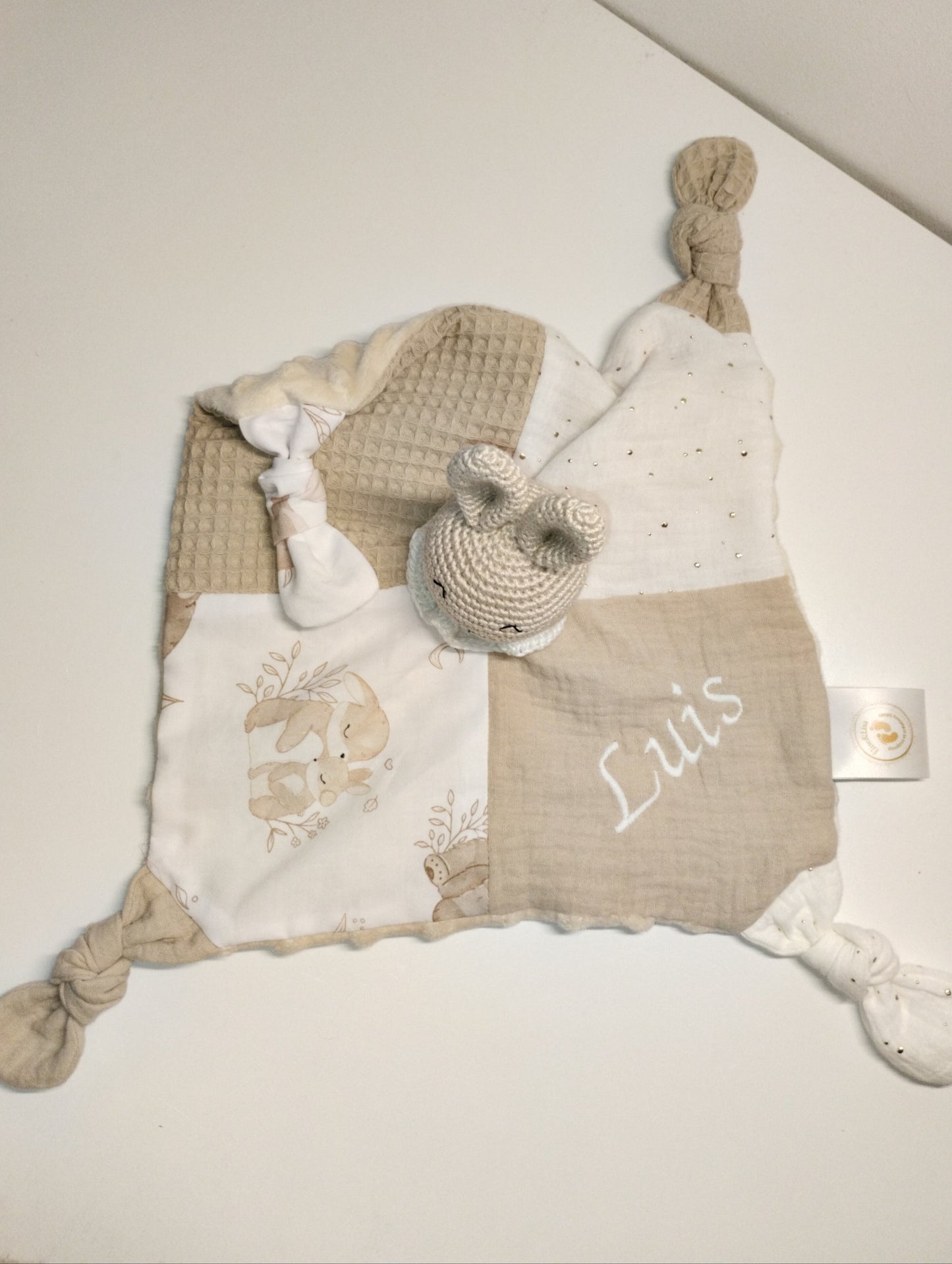 doudou d'éveil sensoriel lapin beige