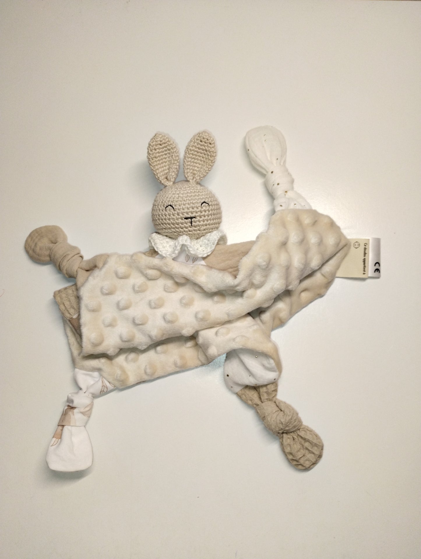doudou d'éveil sensoriel lapin beige