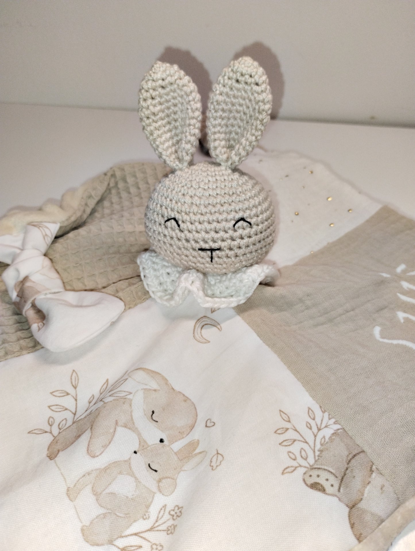 doudou d'éveil sensoriel lapin beige