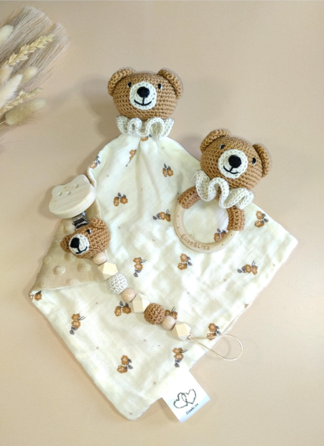 Ensemble 3 pièces ourson, doudou, hochet et attache tétine