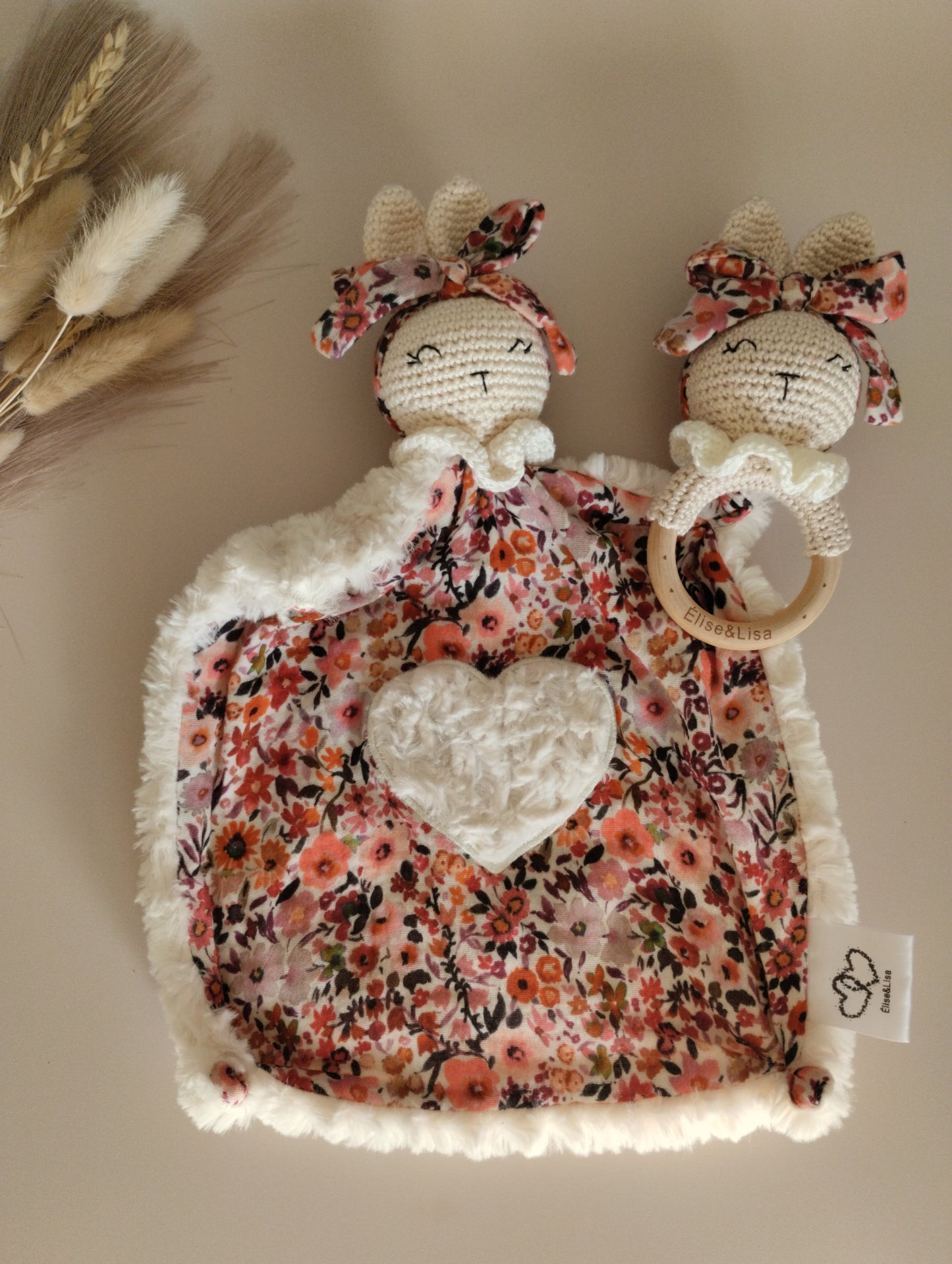 Doudou lapinette et son hochet