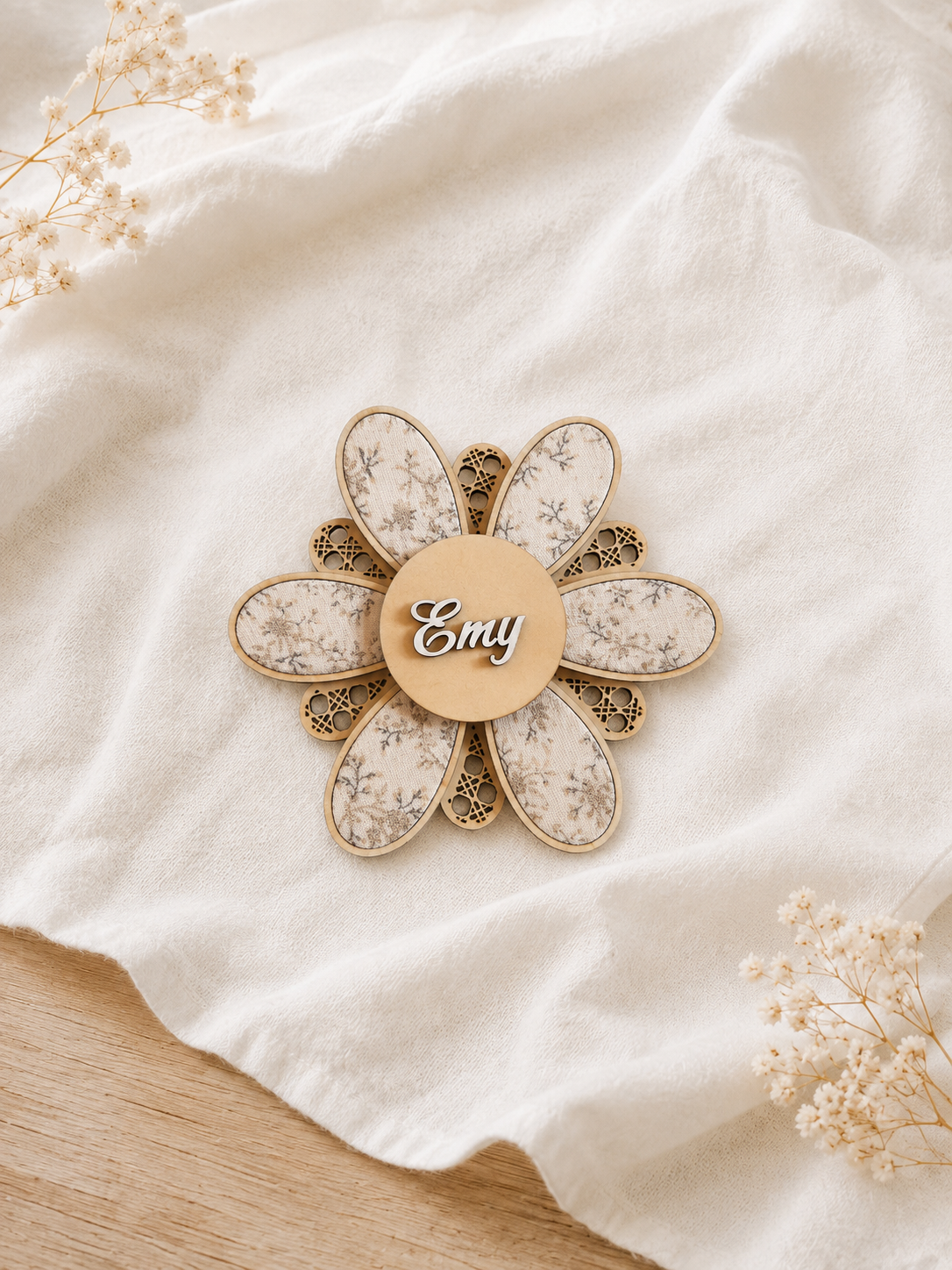 Carte étape en bois, personnalisé avec prénom, fleur & rotin pour photos de naissance
